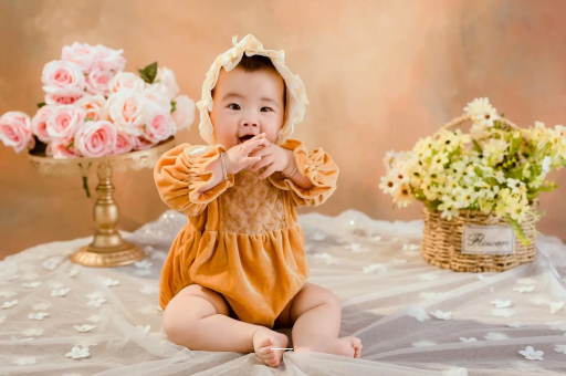 伊犁哈萨克四个月宝宝放屁很臭